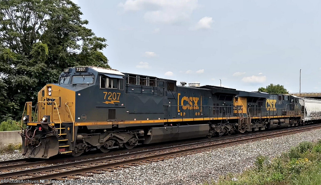 CSX 7207 leads E700.